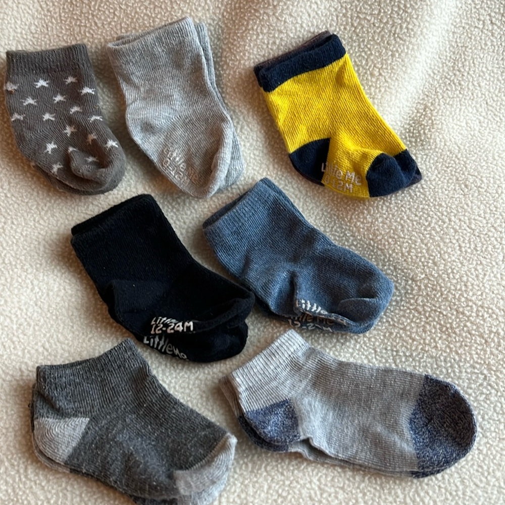 Baby socks in various colors and sizess